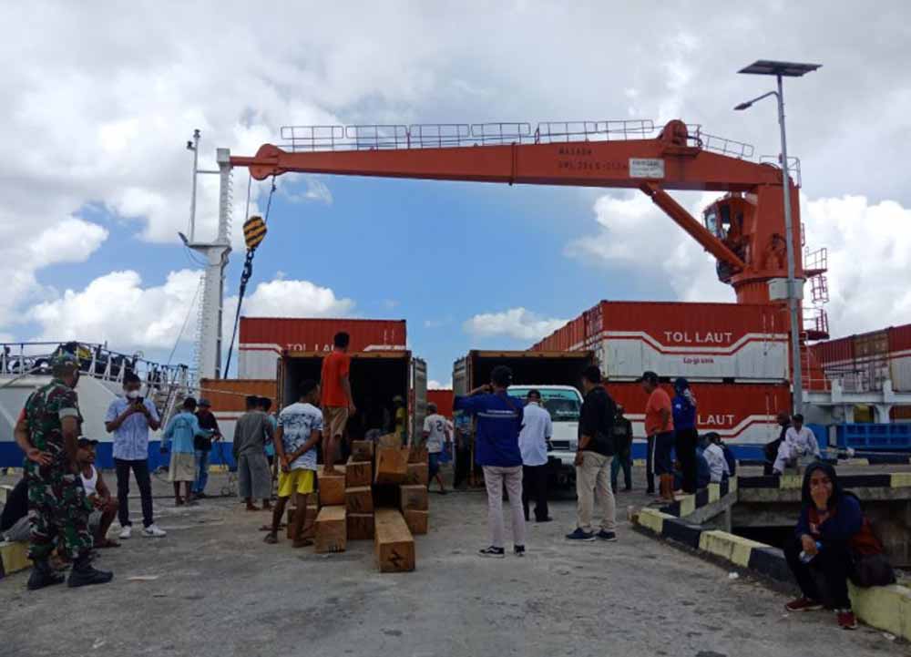 Kapal tol laut KM Kendhaga Nusantara 9 sandar di Pelabuhan Malbufa Kepulauan Sula