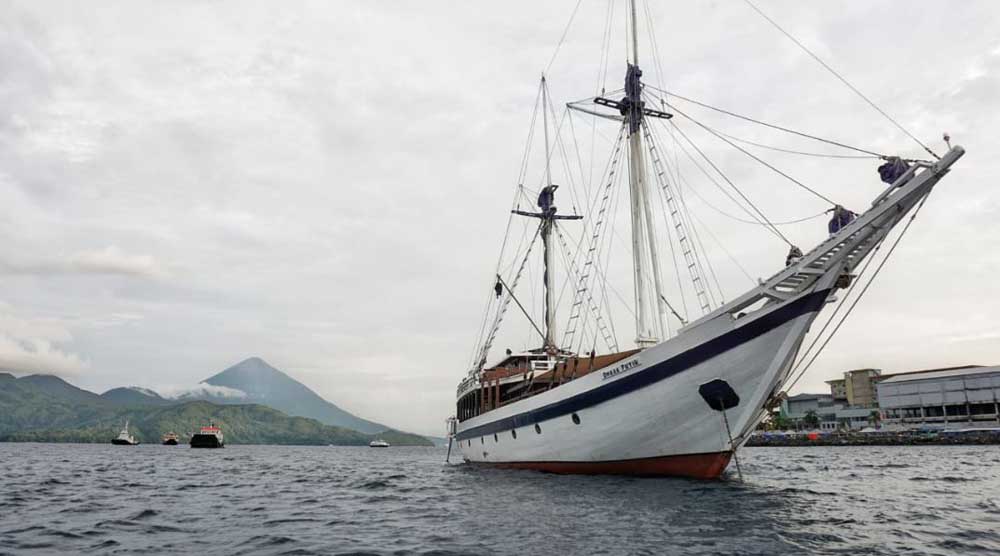 Bawa 20 Turis Asing Kapal Pinisi Ombak Putih Singgah di Ternate - 1