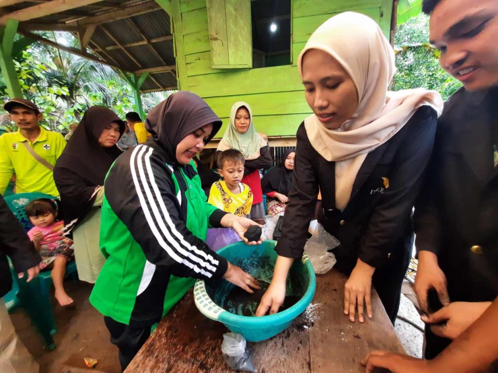 Kelompok Tani Hutan Desa Banjaran Pesawaran Lampung Membuat Sabun dan Arang Briket dari Kemiri - Yopie Pangkey - 1